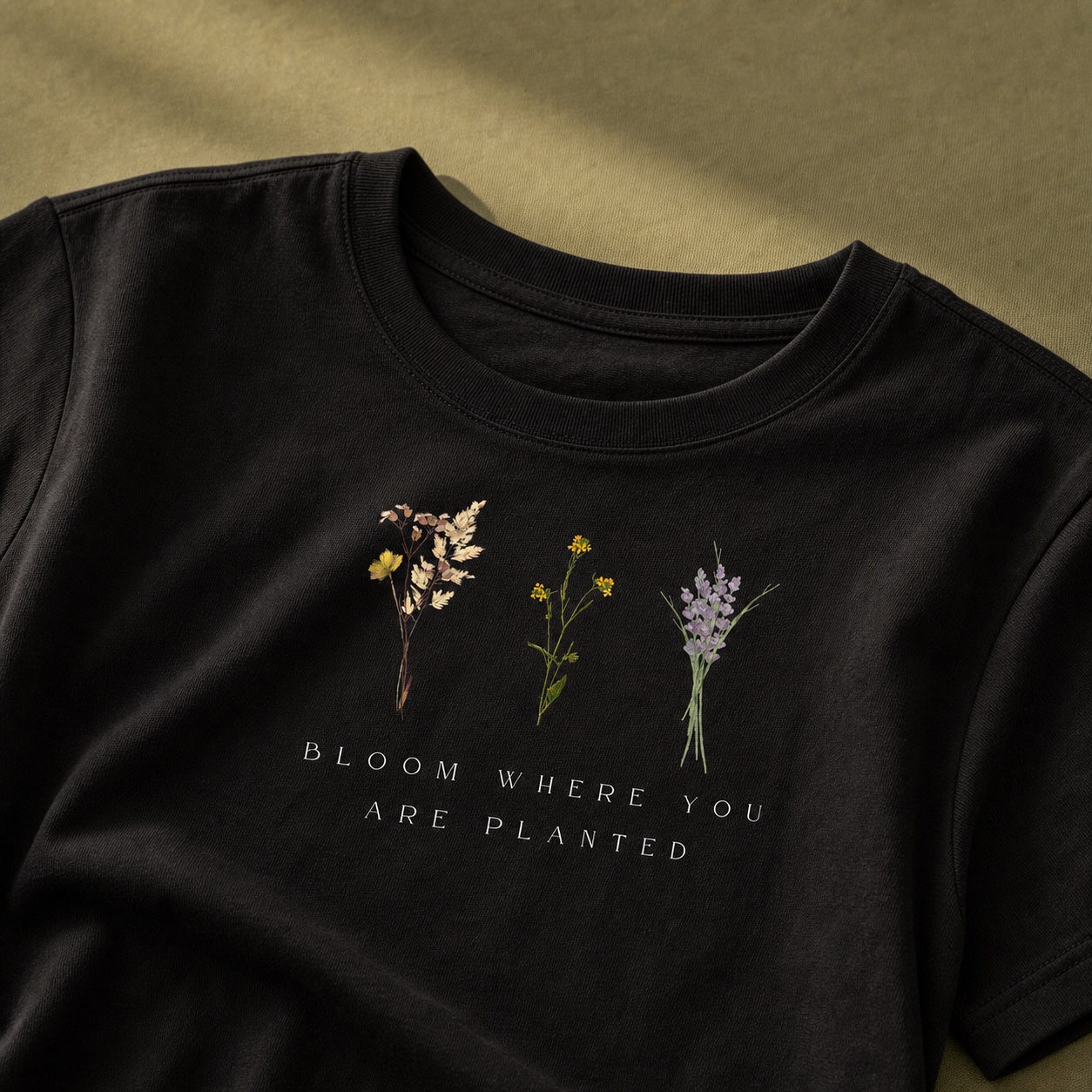Detalle del estampado botánico de la camiseta Bloom