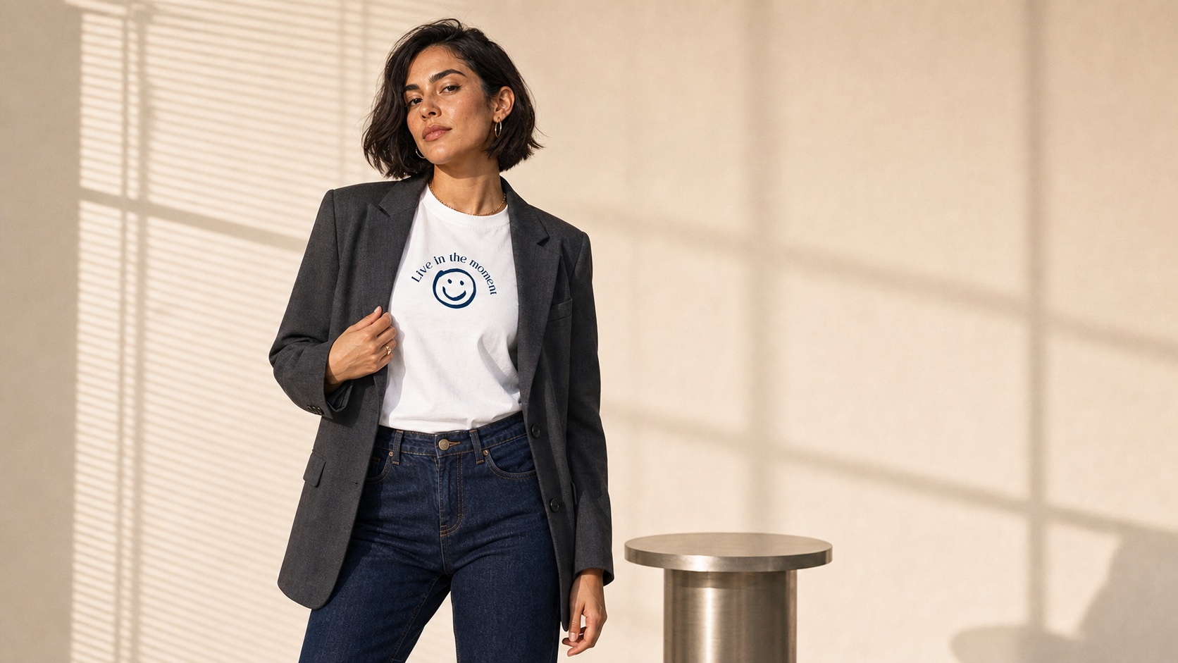 Modelo con la camiseta Live in the moment y un blazer