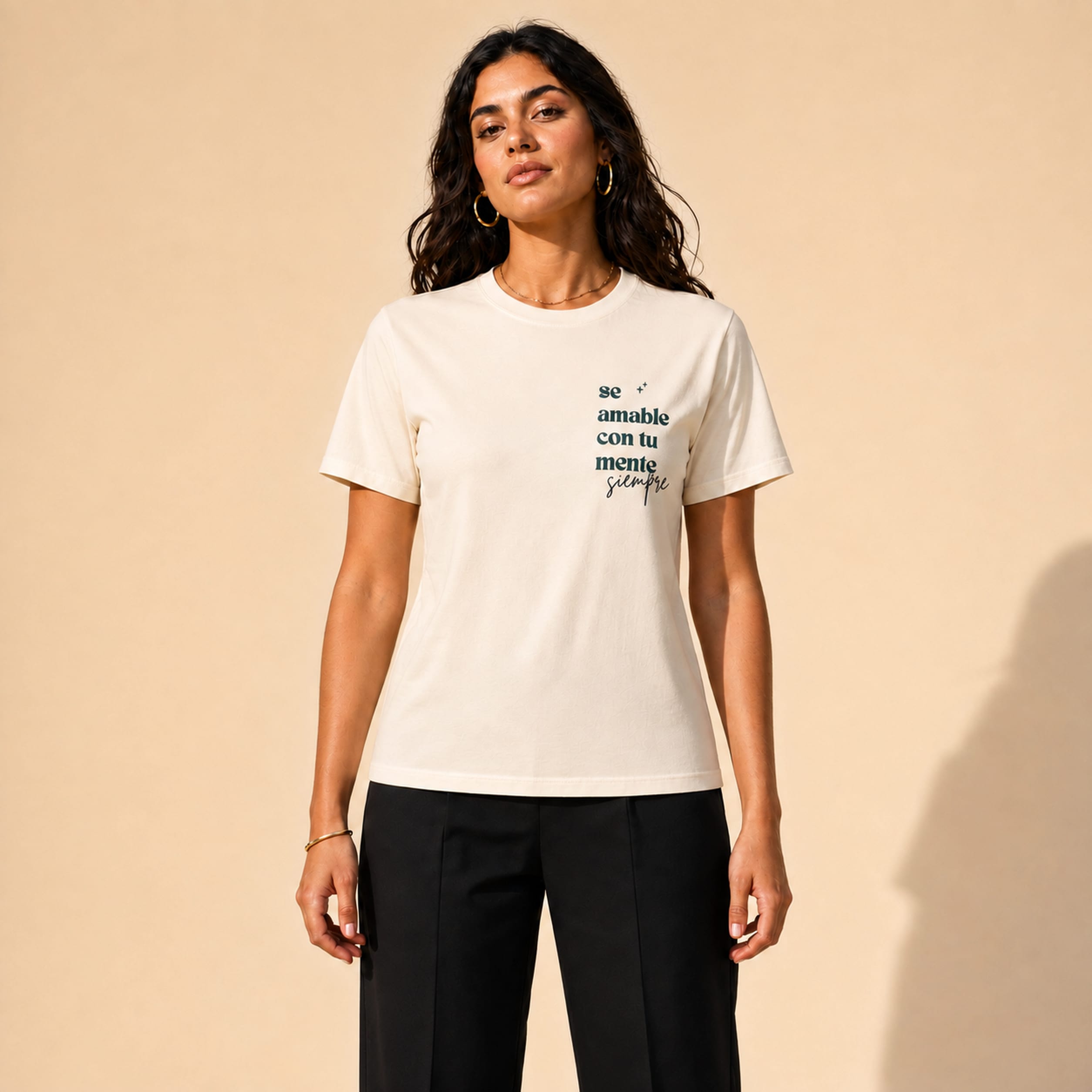 Modelo de frente con la camiseta Sé amable con tu mente en crudo