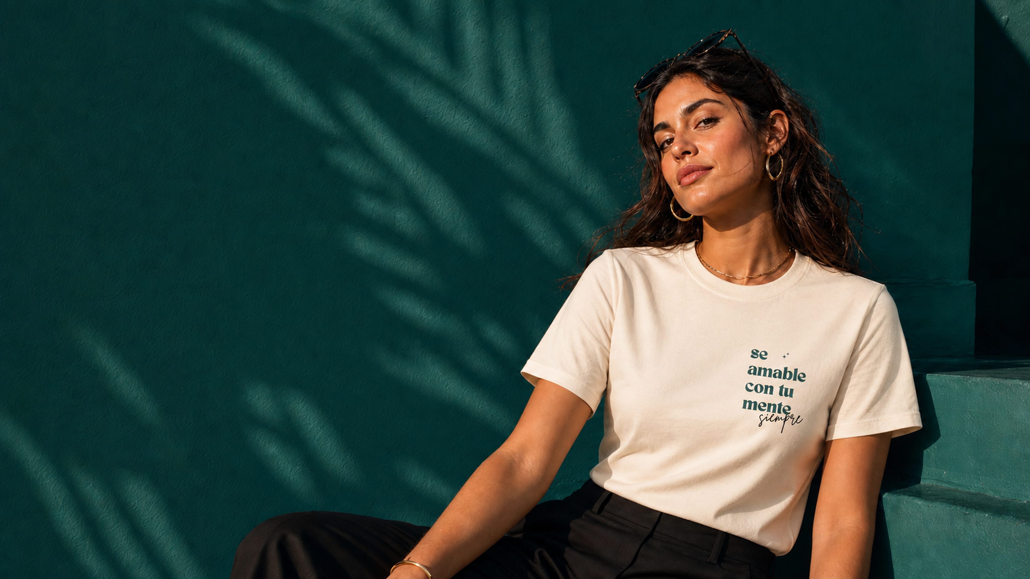 Modelo con la camiseta Sé amable con tu mente contra un muro verde